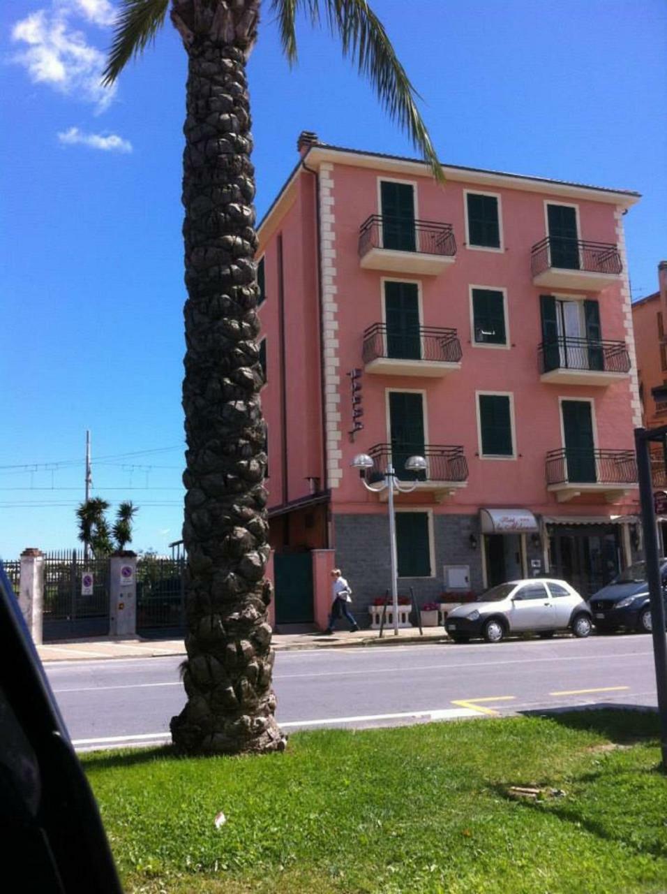 Hotel La Milanese Pietra Ligure Esterno foto