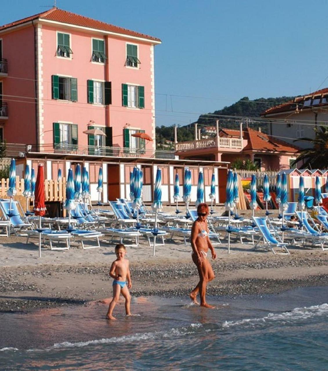 Hotel La Milanese Pietra Ligure Esterno foto
