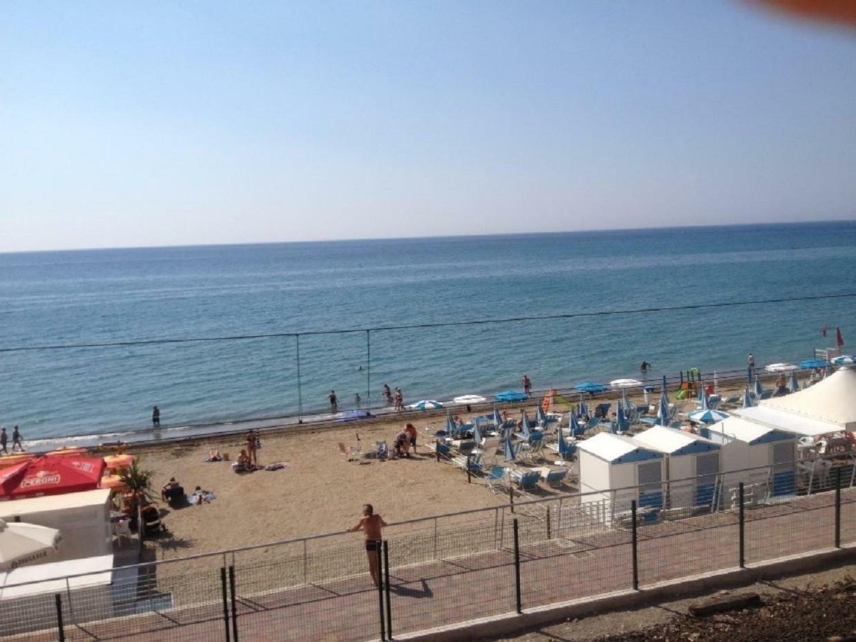 Hotel La Milanese Pietra Ligure Esterno foto